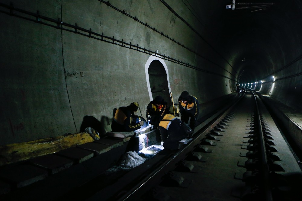 明山铁路运营隧道病害现状